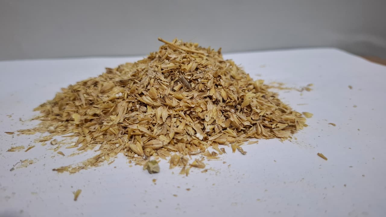 Pó e palha provenientes do processamento da cevada